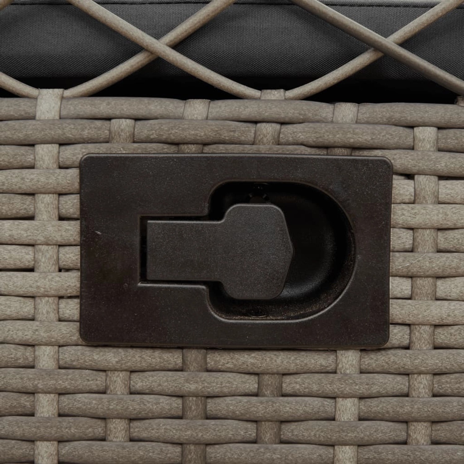 Detailaufnahme: Verstellmechanismus des grauen Poly Rattan Gartensessels.