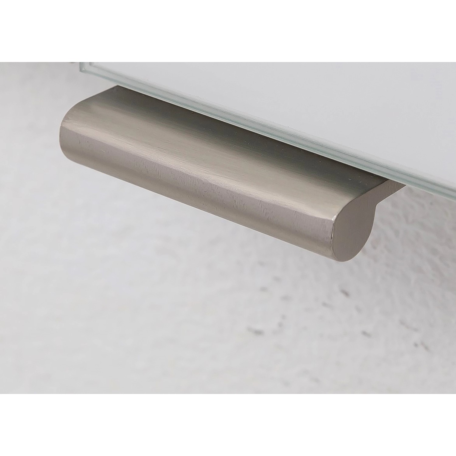 Detailaufnahme: Griff des Held Möbel 3D-Spiegelschrank Neapel 80 cm in Graphitgrau.