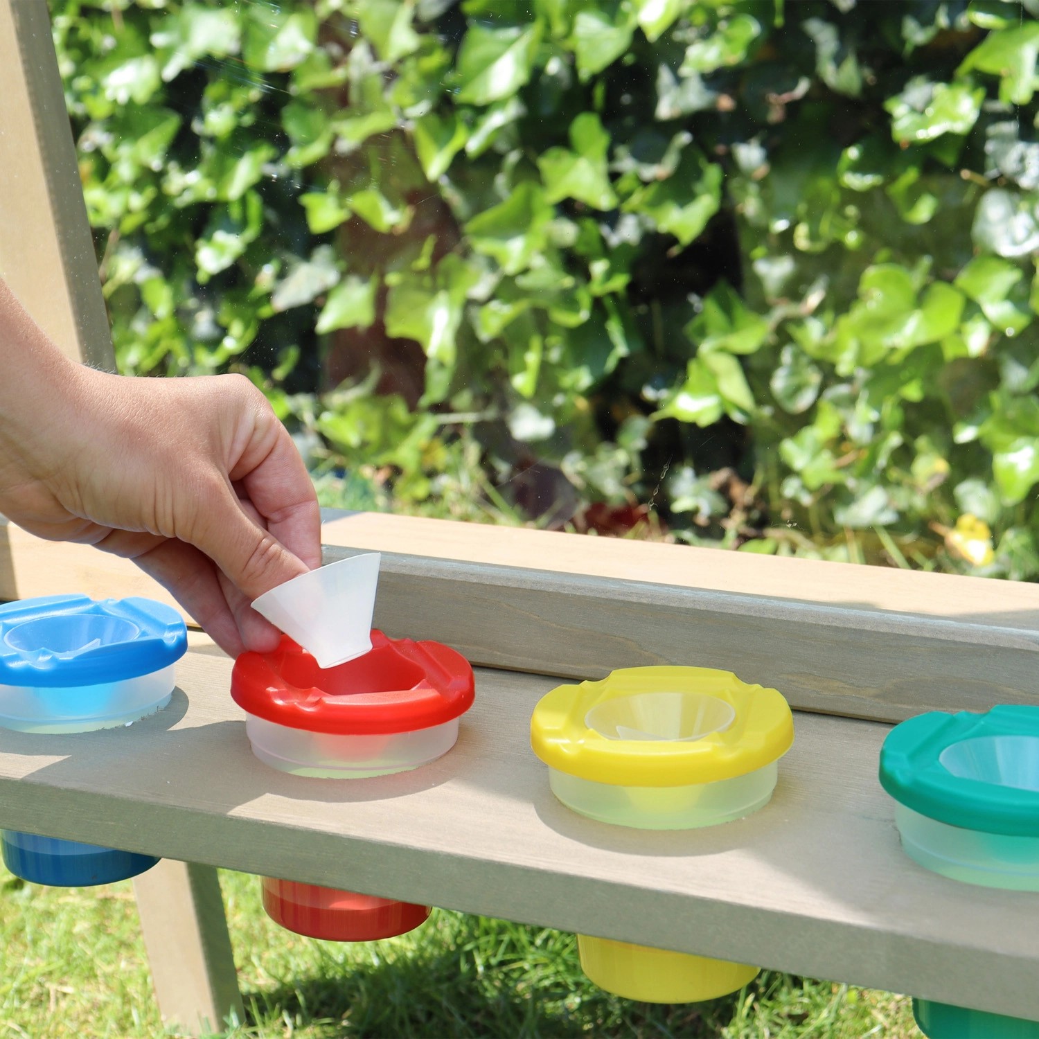 Axi Kinderstaffelei Eric, naturbraun, mit Farbnäpfen und abwischbarer Plexiglas-Leinwand.