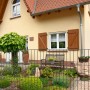 Anthrazitfarbener Doppelstabmattenzaun (83x201 cm) umrandet einen Garten vor einem Wohnhaus.