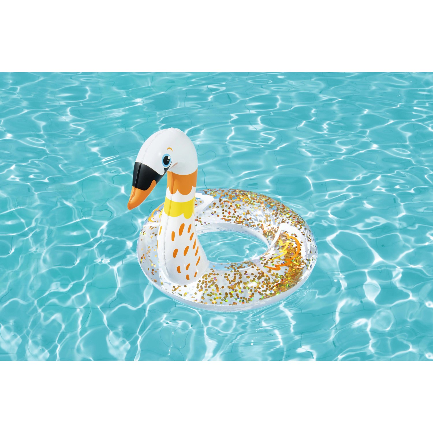Glitzernder Bestway Schwimmring mit Schwan im Pool.