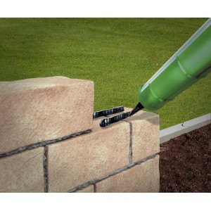 Anwendung von MEM Stein-Kleber fix & fertig (425g) zum Verkleben von Mauersteinen.