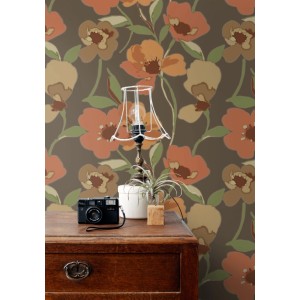 ESTAhome Vliestapete mit Blumenmuster in Orange und Graugrün auf braunem Grund.