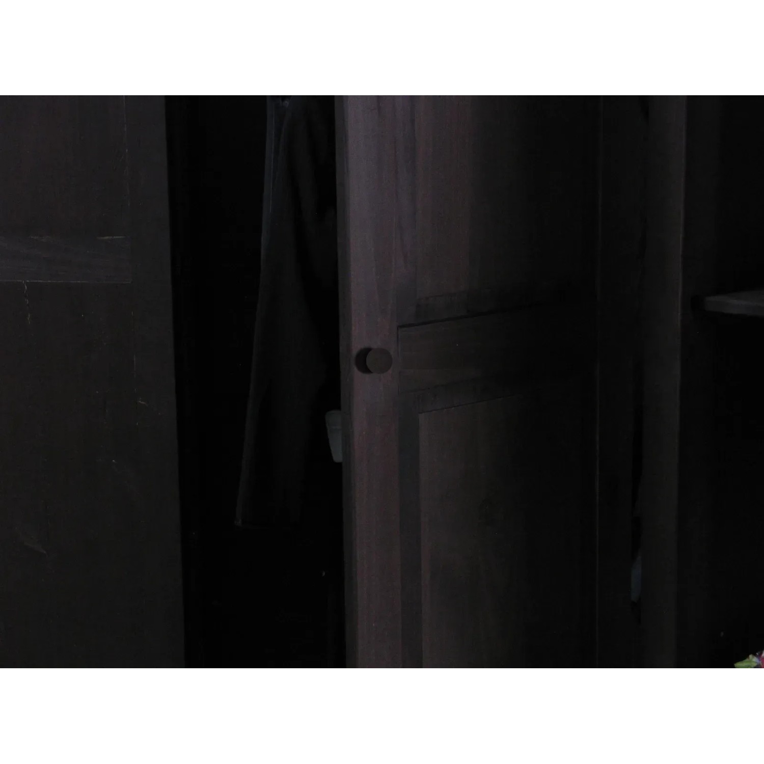 Detailansicht: 3-türiger Rico Kleiderschrank in Kolonialstil, gebeizt und gewachst.