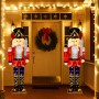 Große, beleuchtete Costway Nussknacker Figur (157 cm) als Weihnachtsdeko für Innen und Außen.