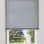 Silberne Aluminium Jalousie Burgos 100x160 cm am Fenster für Sicht- und Sonnenschutz.