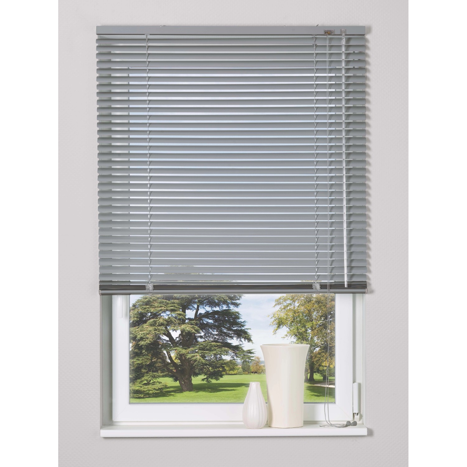 Silberne Aluminium Jalousie Burgos 100x160 cm am Fenster für Sicht- und Sonnenschutz.