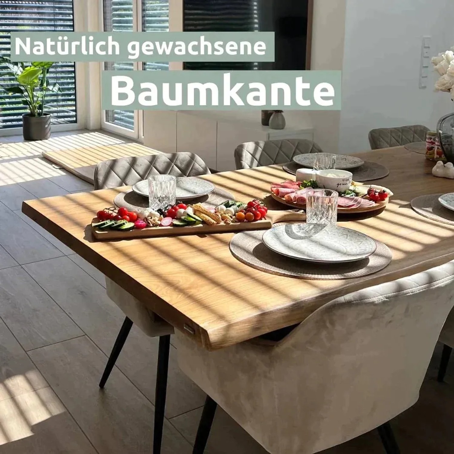 Esstisch: Holz4home Tischplatte aus Eiche mit Baumkante, 140x80 cm, gedeckt mit Speisen.