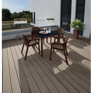 Quadratischer Esstisch Mokka mit HPL-Platte (90x90 cm) und vier Stühlen auf einer Terrasse.