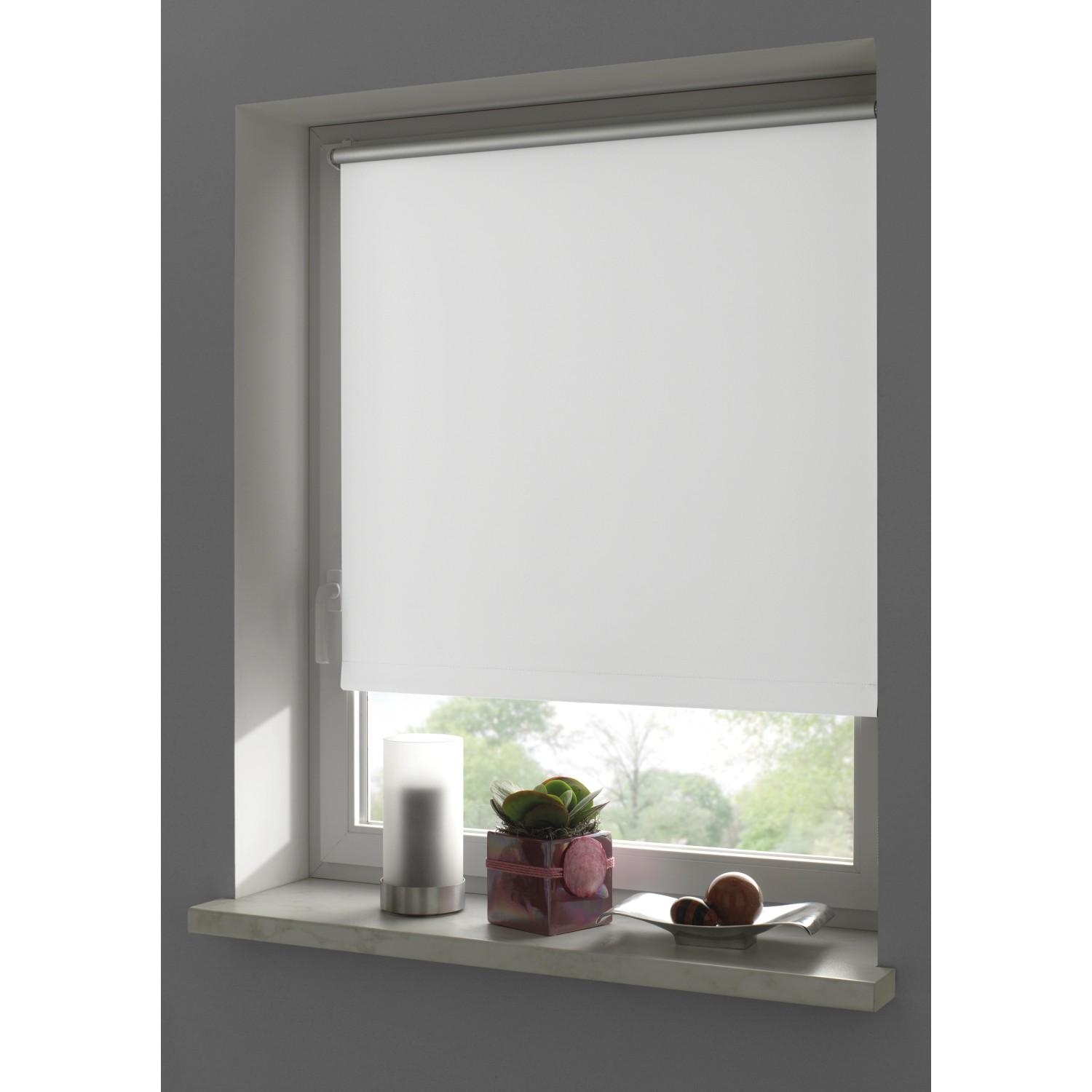 Weißes Gardinia EasyFix Thermo Rollo, 90x210 cm, am Fenster.