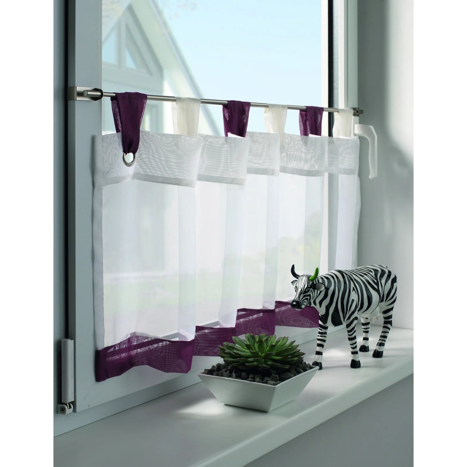 Gardinia Spannvitrage Titan, Ø 7/9 mm, 40-60 cm, am Fenster mit weiß-lila Gardine. Einfache Montage ohne Bohren.