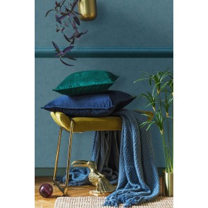Dunkelblaue Marburg Bordüre mit Streifenmuster auf Wand, kombiniert mit Kissen und Deko.