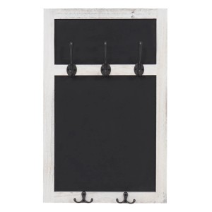 Weiße Shabby-Chic Wandgarderobe mit zwei schwarzen Kreidetafeln und fünf dunklen Metallhaken. Garderobenpaneel aus Holz.