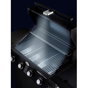 Rösle LED Grillleuchte Universal am Grilldeckel befestigt, leuchtet den Grillrost aus.