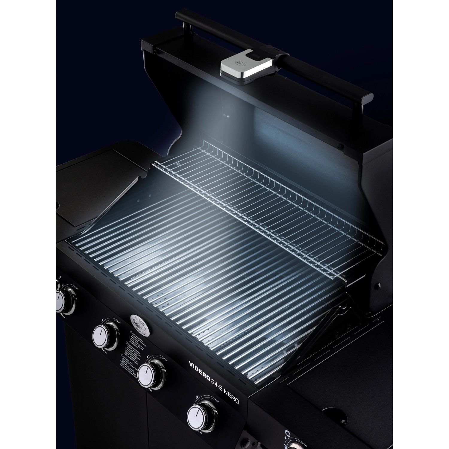 Rösle LED Grillleuchte Universal am Grilldeckel befestigt, leuchtet den Grillrost aus.