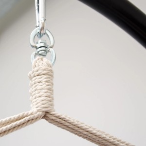 Detailaufnahme Hängesessel-Aufhängung mit Wirbel und Seil.