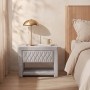 Beiger Samt-Nachttisch Daniele im Art Déco Stil mit gesteppter Schublade und Ablage im Schlafzimmer.