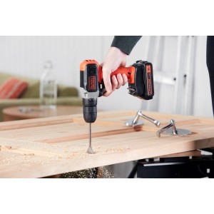 Black+Decker Akku-Bohrschrauber BCD001C1 beim Bohren in Holz.