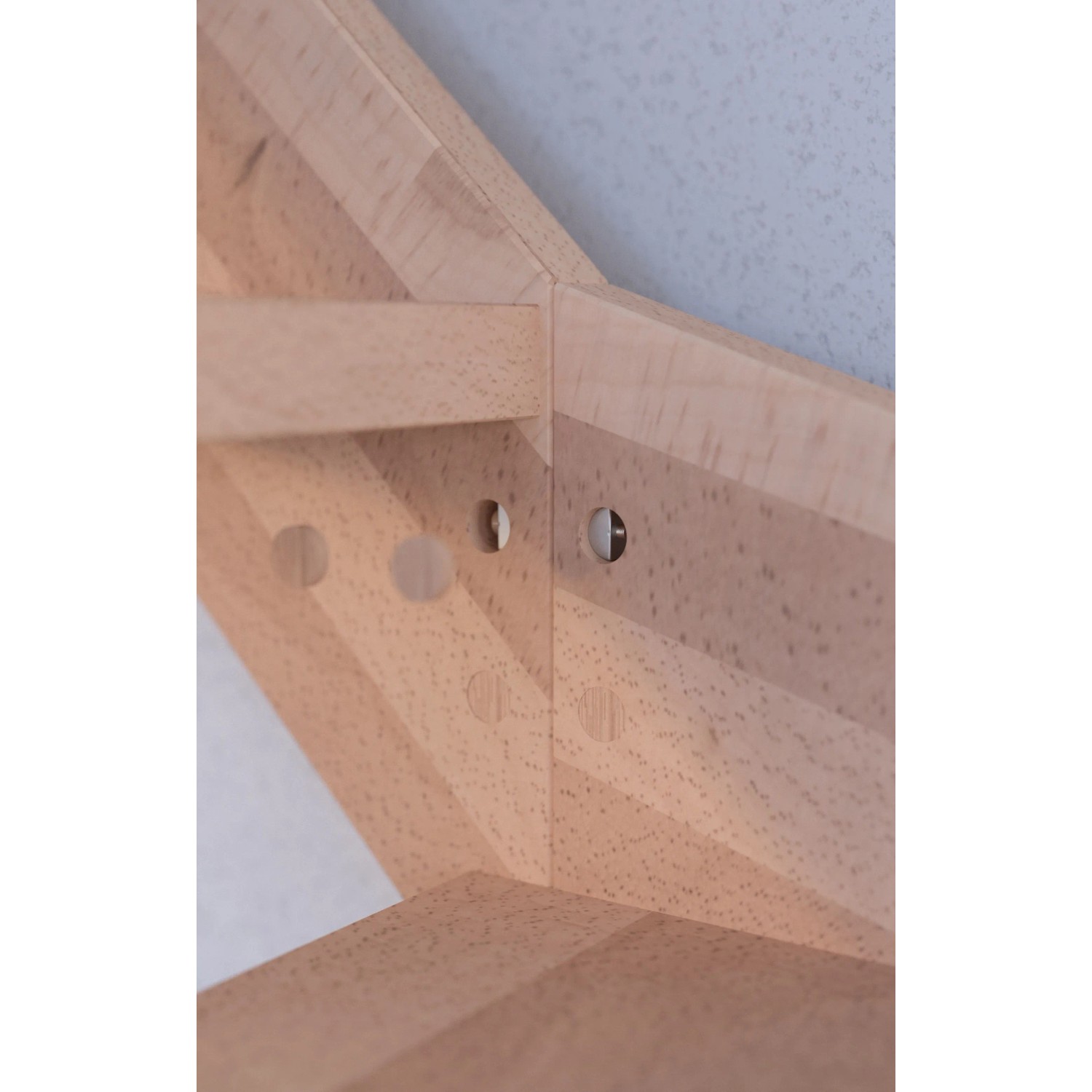 Detailaufnahme StarWood Treppe Rhodos Buche, gewendelt, mit Bohrungen für Montage.