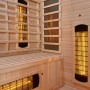 Innenansicht Artsauna Infrarotkabine Kiruna160 aus Hemlockholz mit Sitzbank und Infrarotstrahlern.