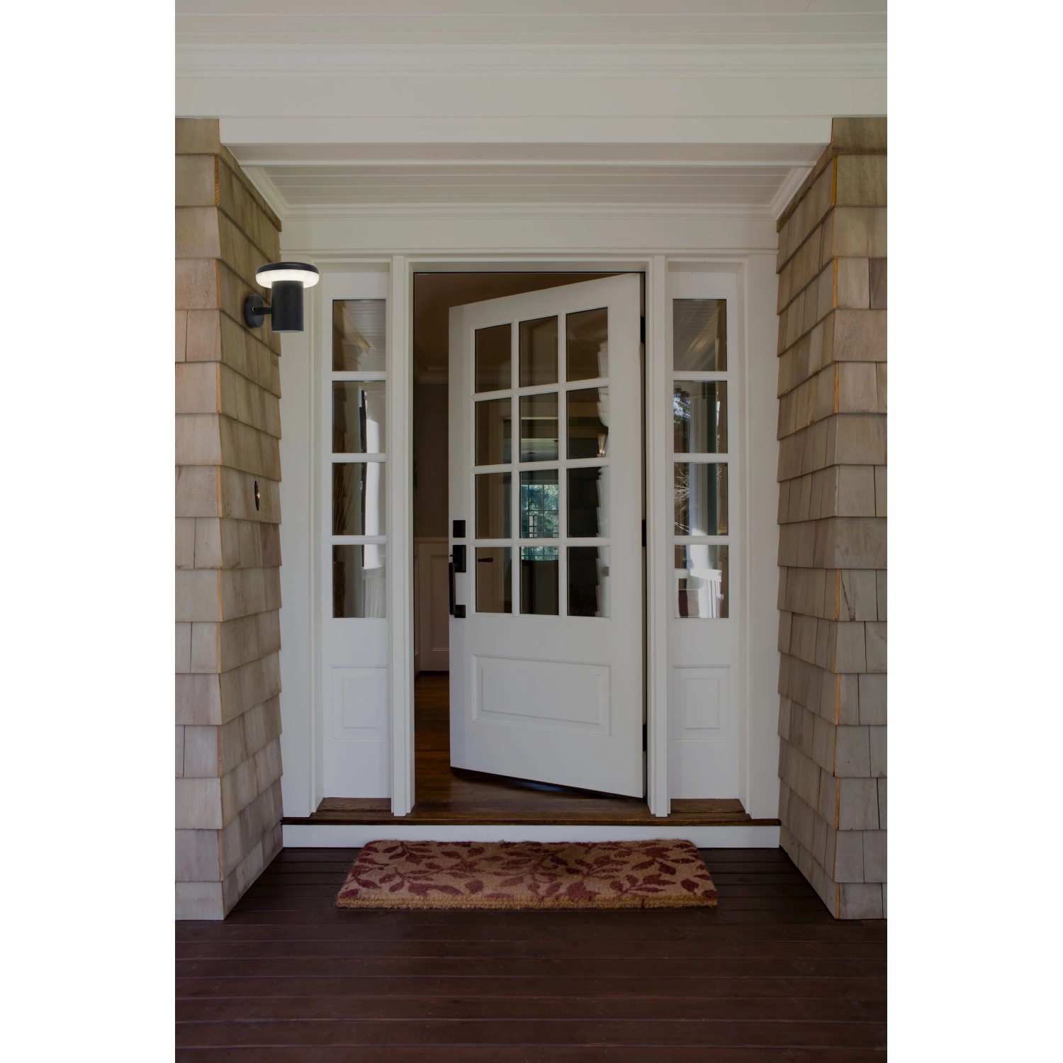 Schwarze LED-Pilz-Außenleuchte von Näve an einer Hauswand.