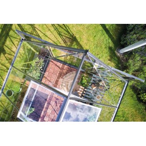 Halls Gewächshaus Icon 8 Alu, 11,2 m², Vogelperspektive auf bepflanztes Gewächshaus im Garten.