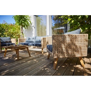 4-teiliges Lounge-Set Junee aus Polyrattan in Natur mit anthrazitfarbenen Auflagen und Holztisch.