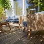4-teiliges Lounge-Set Junee aus Polyrattan in Natur mit anthrazitfarbenen Auflagen und Holztisch.