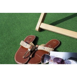 Nahaufnahme: Primaflor Rasenteppich Comfort Anthrazit mit Sandalen und Sonnenbrille.