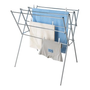 Ausziehbarer Wenko Teleskop-Wäscheständer aus Edelstahl mit Wäsche.