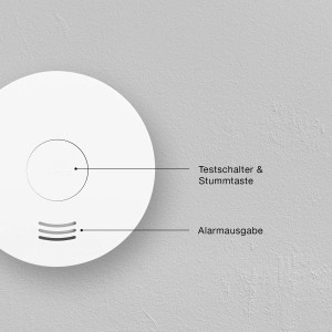 Smartwares Rauchmelder FSM-12400: Weißer Rauchmelder mit Testschalter und Alarmausgabe an der Wand.