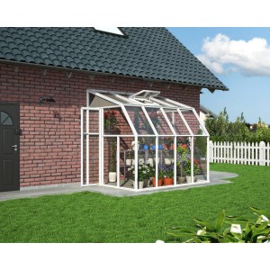 Weißes Palram Canopia Gewächshaus Sun Room (262x201 cm) am Haus mit Pflanzen.