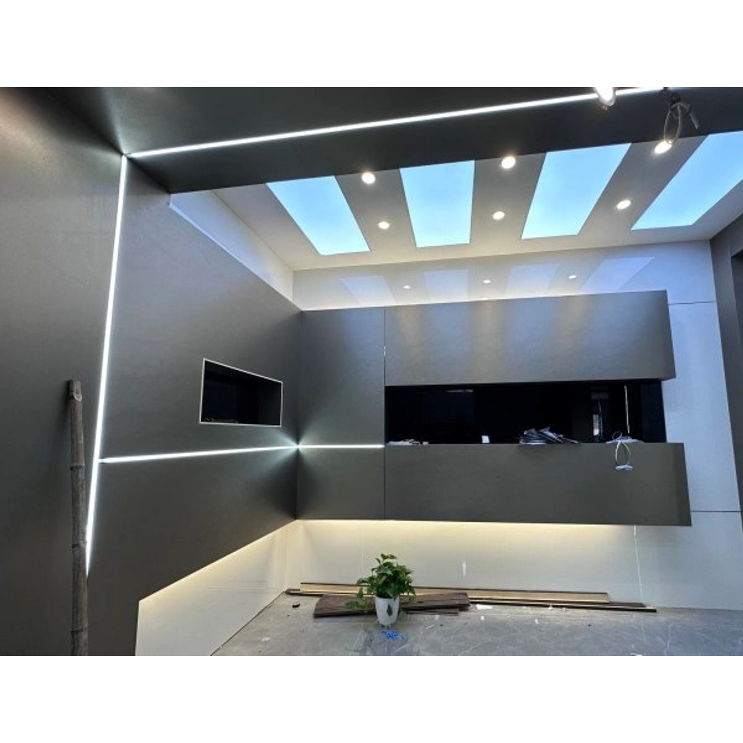 Colortree Wand- und Deckenpaneele, silber gesprenkelt, mit LED-Beleuchtung in modernem Raum.