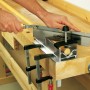 LUX Feinsäge Classic beim Sägen von Holz in einer Schneidlade auf einer Werkbank.