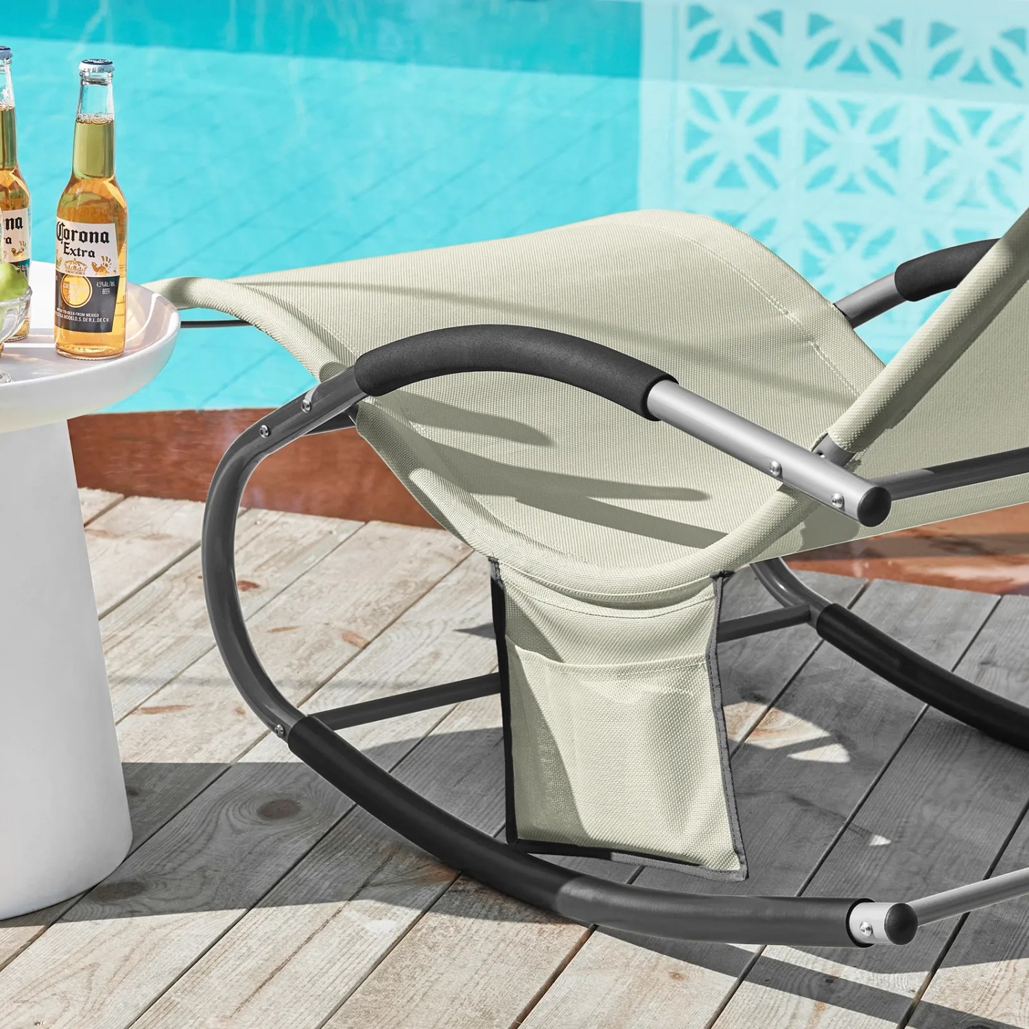 Beige SoBuy Sonnenliege OGS28-MI mit Metallrahmen und Seitentasche vor Pool.