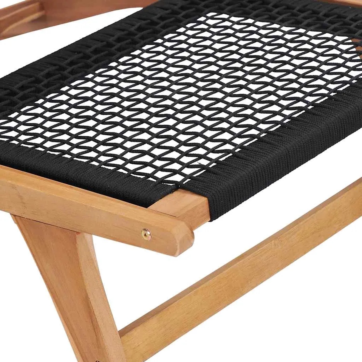 Detailansicht: Teak Sonnenliege mit schwarzer Seilbespannung und Fußablage.