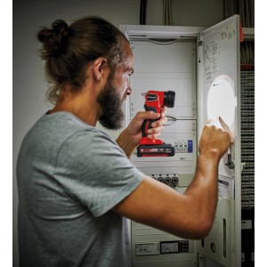 Einhell Akku-Lampe TC-CL 18 Li H-Solo im Einsatz, leuchtet einen Sicherungskasten aus.