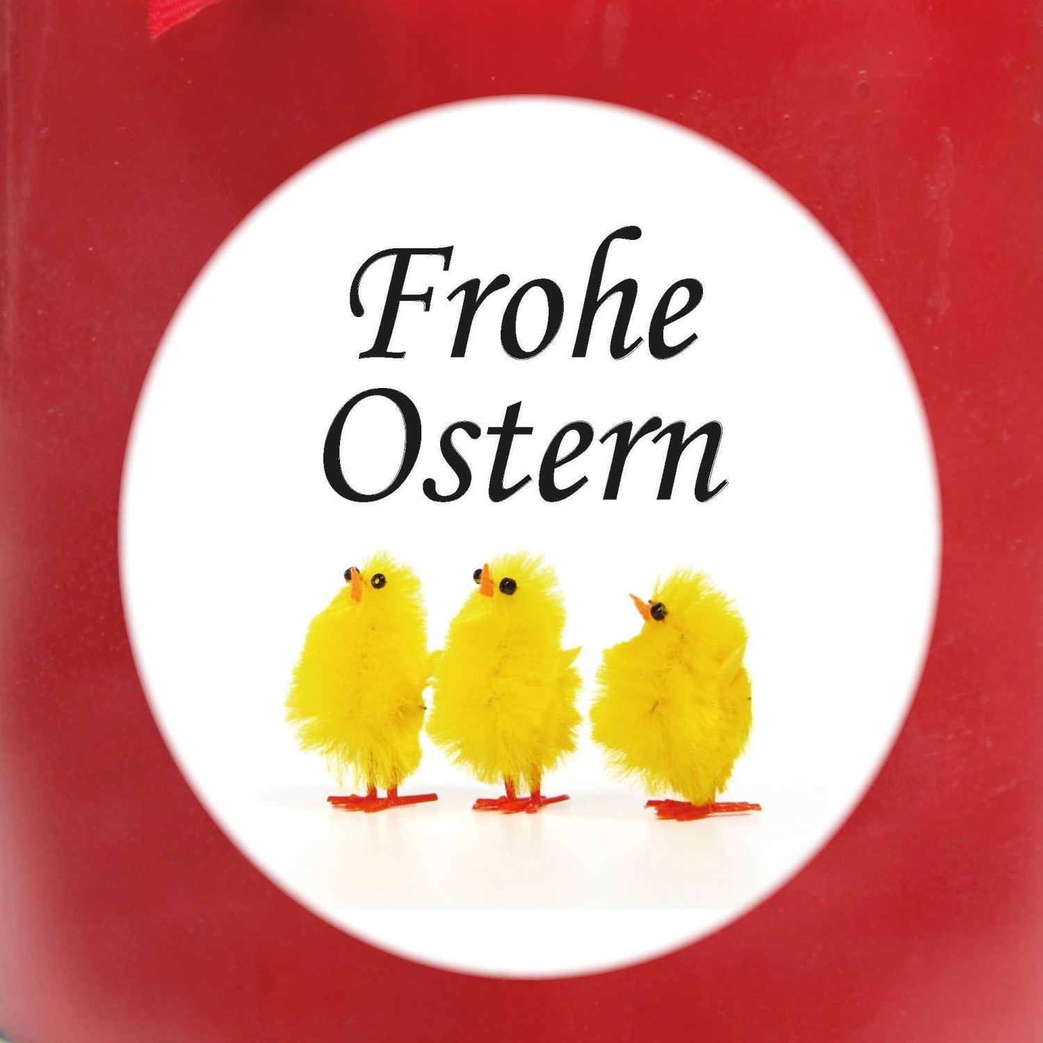 Rote Duftkerze mit "Frohe Ostern" und Küken-Motiv, Ø9cm. Osterdeko für gemütliche Atmosphäre.