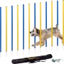 Dobar Agility Slalom Set, 12 Stangen (blau/gelb) mit Hund im Parcours, inkl. Tragetasche.