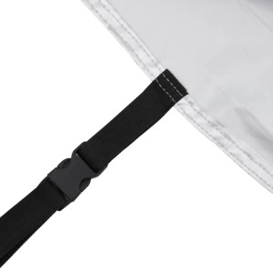 Detailaufnahme: Silberne Autoabdeckung für SUV mit schwarzem Befestigungsband und Schnalle.