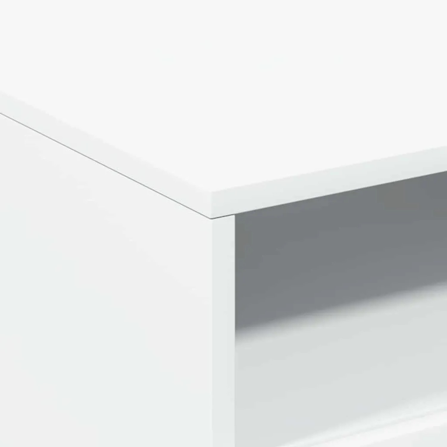 Detailansicht eines weißen Couchtisches aus Holzwerkstoff, glatte Oberfläche, mit offenem Ablagefach.