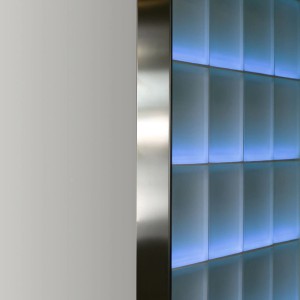 Edelstahl Abschlussprofil für Glasbausteine (8 cm) mit gebürsteter Oberfläche.