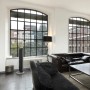 Schwarzer Vornado Tower L Standventilator im Wohnraum vor einem Fenster.