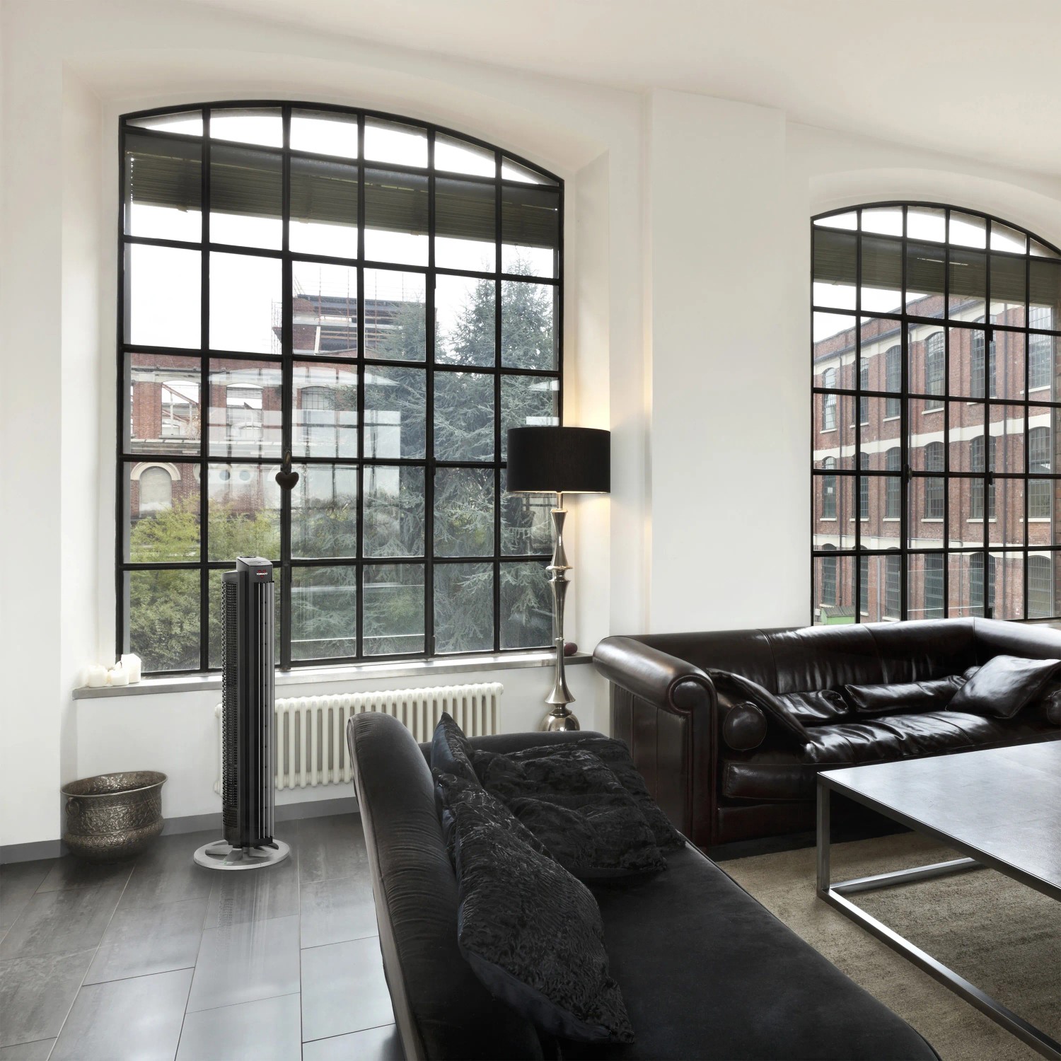 Schwarzer Vornado Tower L Standventilator im Wohnraum vor einem Fenster.
