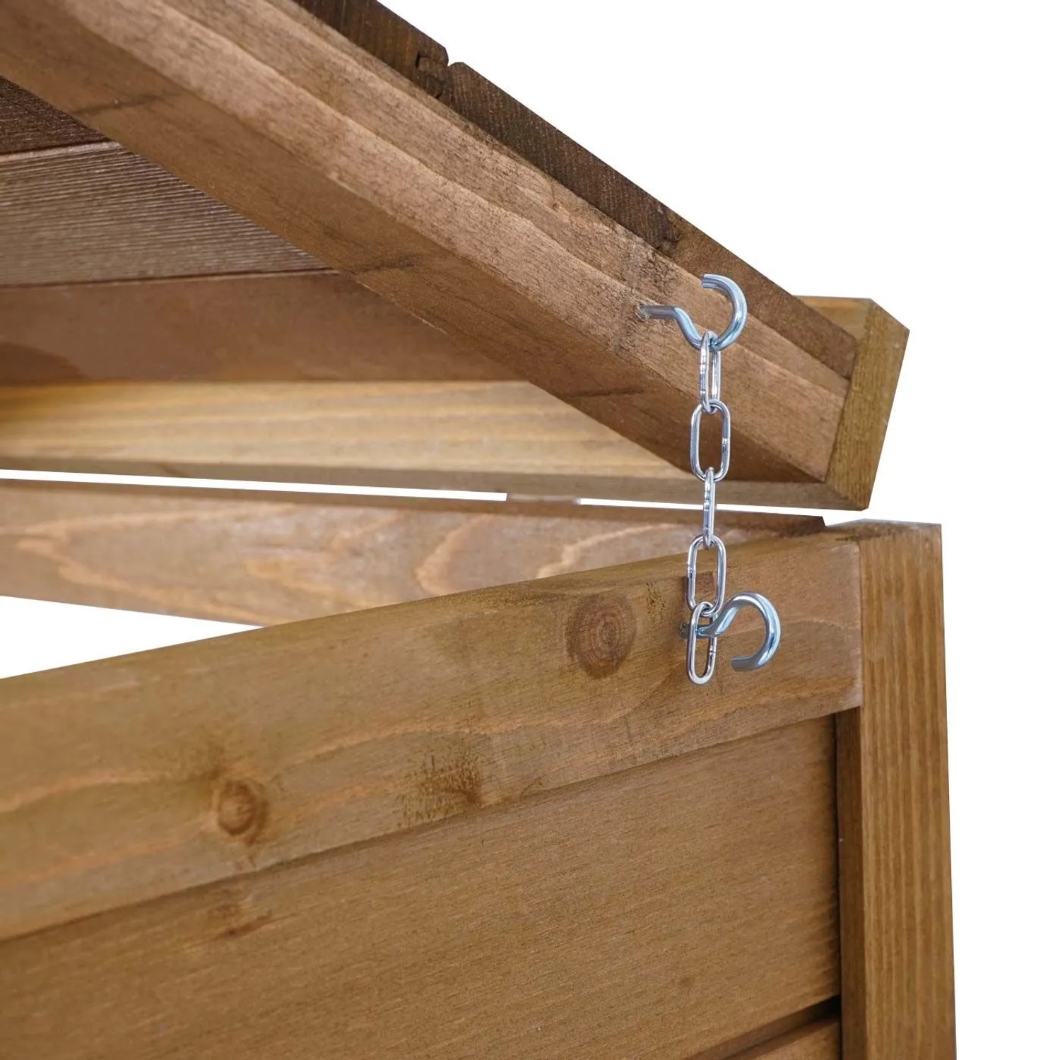Braune Mülltonnenverkleidung aus Tannenholz: Detailansicht des Deckels mit Metallkette als Halterung und Windsicherung.