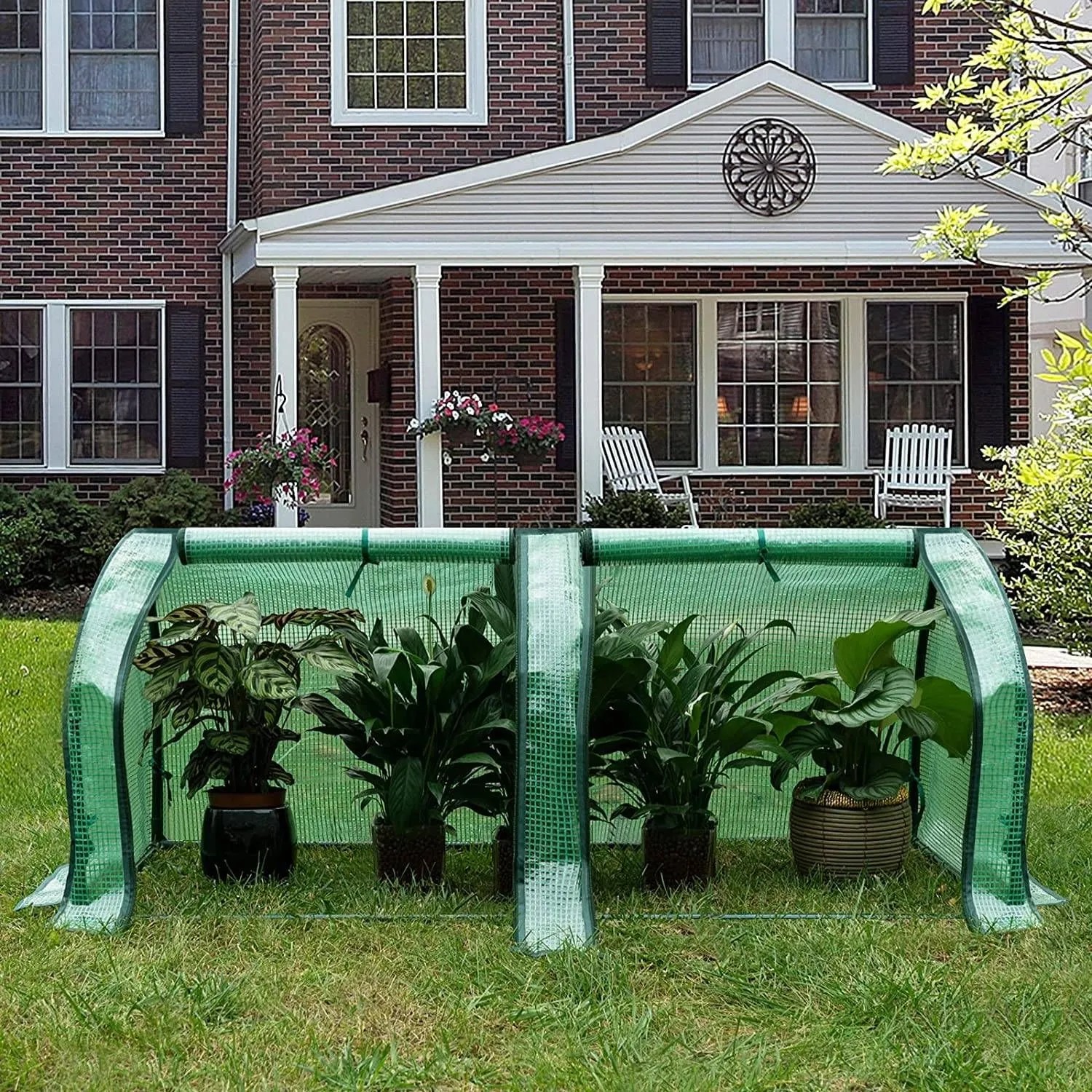 Halbtransparentes, grünes WOLTU Foliengewächshaus mit Pflanzen im Garten.