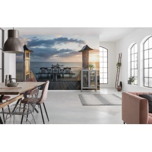 Vlies Fototapete „Magisches Sellin“ (450x280 cm) mit Seebrücke im Sonnenuntergang.