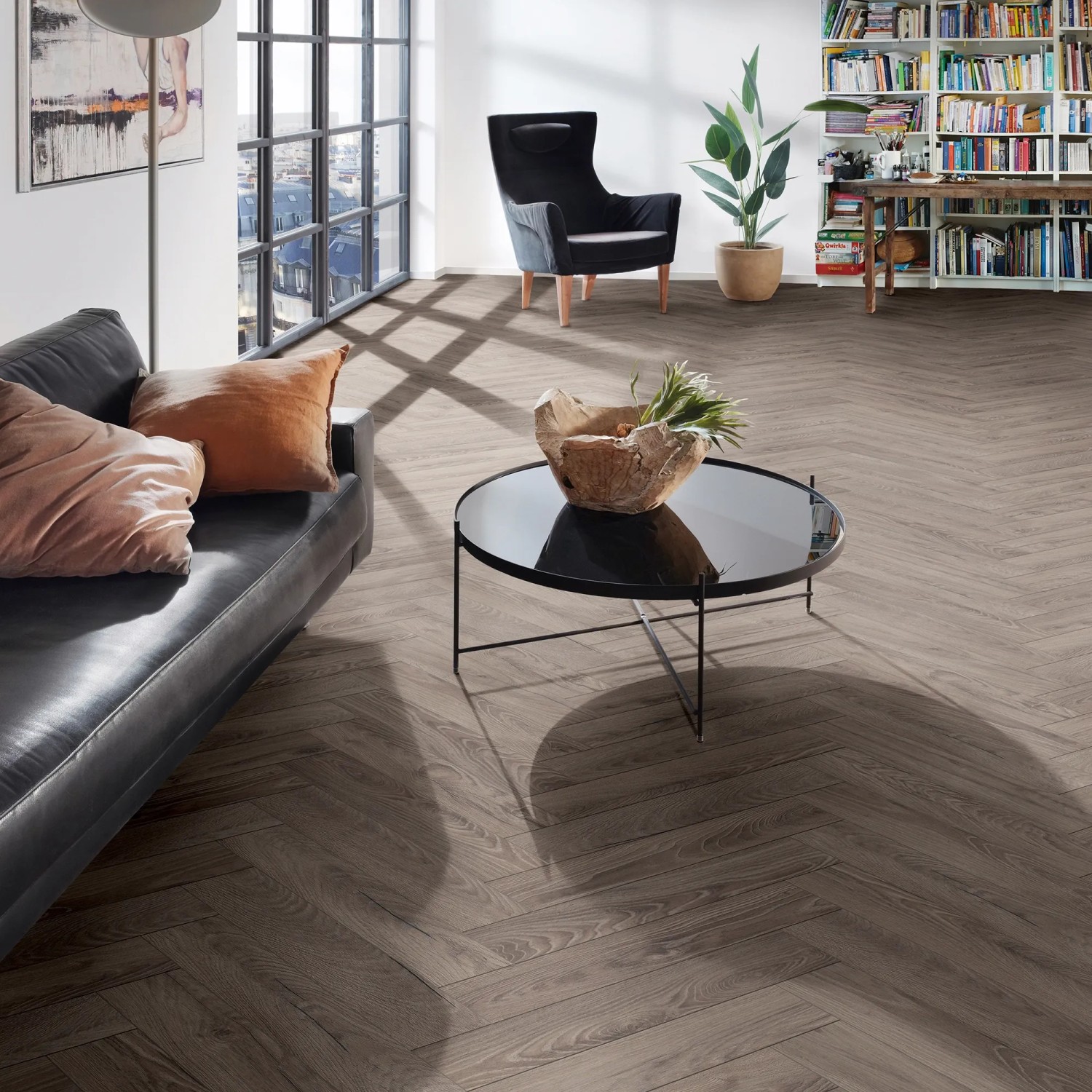 Wohnraum mit Kronoflooring Herringbone Laminat Rutherford Oak im Fischgrätmuster.