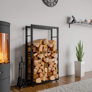 Schwarzes DELUKE Kaminholzregal aus Metall, gefüllt mit Holzscheiten, für den Innenbereich.