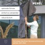 Graue Perel Garten-Schutzhülle aus Polypropylen-Gewebe wird auf Sonnenschirm gezogen. Bietet optimalen Schutz.